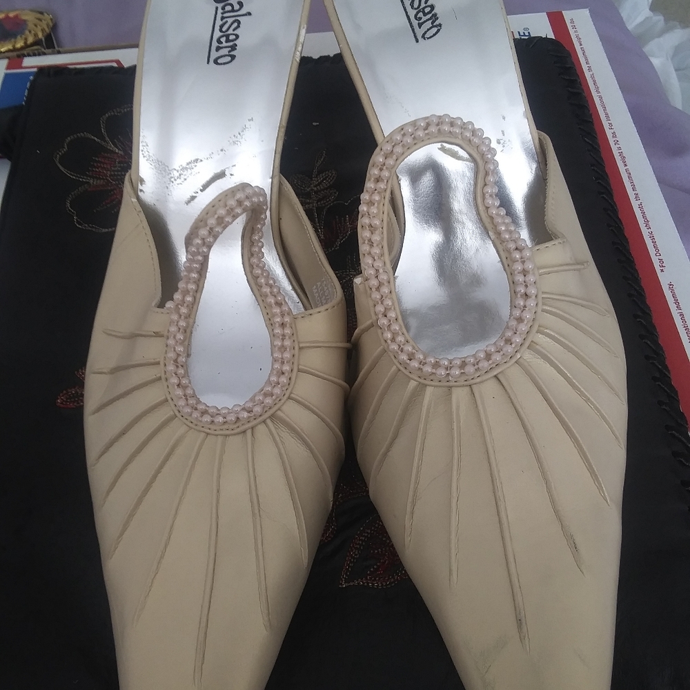 Salsero heels w/Pearl embellishment $34 Sz 11+belt